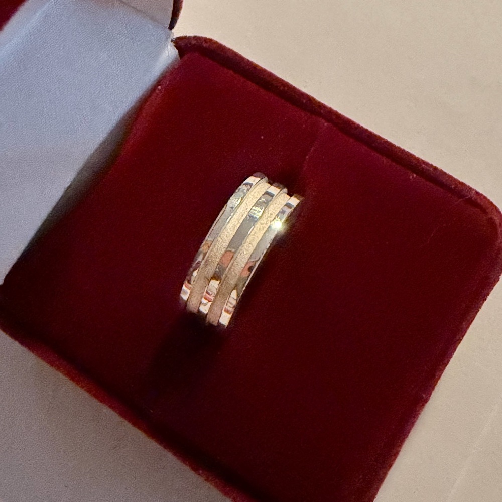 NEW - 925 Sterling Silver Ring